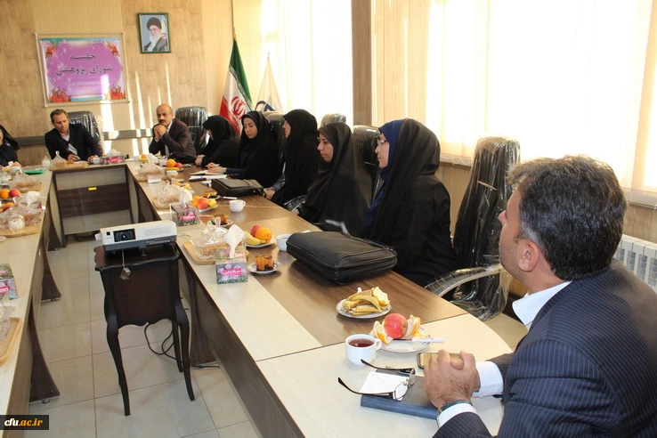 نشست دکتر طاهری نیا معاون پژوهشی دانشگاه فرهنگیان کشور با اساتید واعضای هیئت علمی دانشگاه فرهنگیان استان قزوین 8