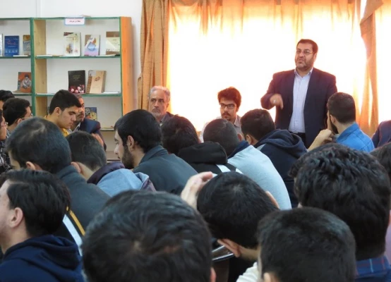 به مناسبت روز دانشجو برگزار شد:
گفتگوی صمیمانه سرپرست مدیریت امور پردیس های استان قم با دانشجو معلمان پردیس آیت الله طالقانی(ره)