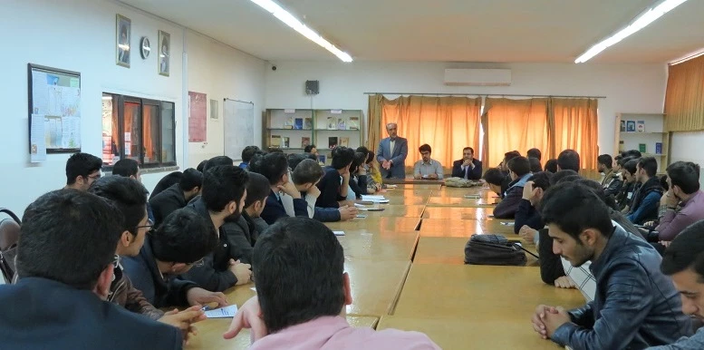 به مناسبت روز دانشجو برگزار شد:
گفتگوی صمیمانه سرپرست مدیریت امور پردیس های استان قم با دانشجو معلمان پردیس آیت الله طالقانی(ره)