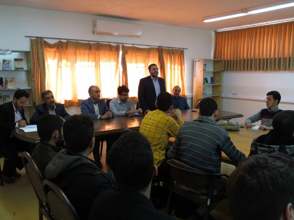 به مناسبت روز دانشجو برگزار شد:
گفتگوی صمیمانه سرپرست مدیریت امور پردیس های استان قم با دانشجو معلمان پردیس آیت الله طالقانی(ره)