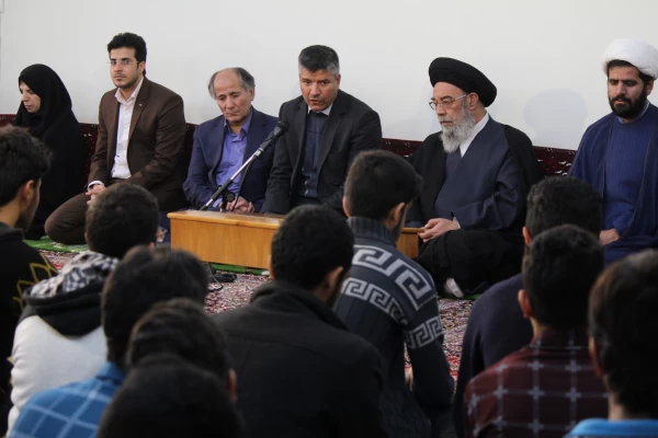 آیت الله سید یوسف طباطبایی نژاد امام جمعه اصفهان  در دیدار مسئولان و دانشجویان دانشگاه فرهنگیان :

   ما می توانیم را به دانش آموزان تعلیم دهید.