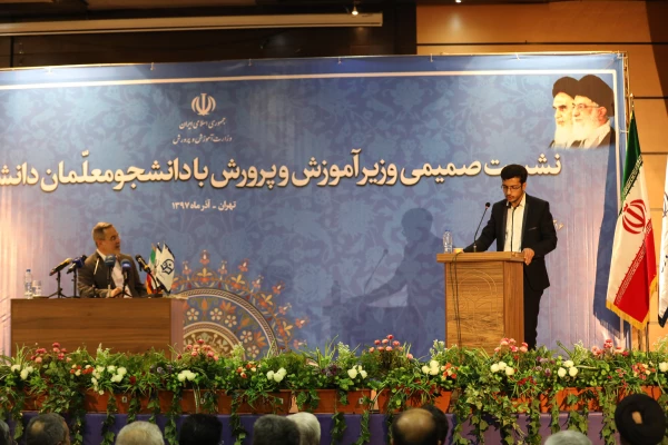 نشست صمیمی وزیر اموزش و پرورش با دانشجو معلمان دانشگاه فرهنگیان 8