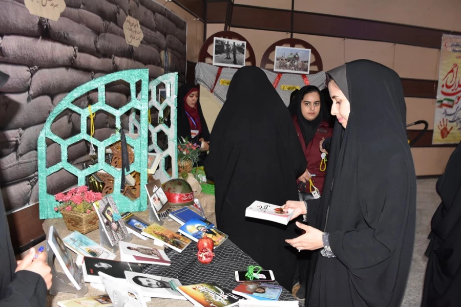 با حضور دکتر طاهری نیا : بزرگداشت روز دانشجو  در بیرجند
رو نمایی از کتاب جغرافیای کاربردی و نمایشی از توانمندی های کانون ها و انجمن های استان 6
