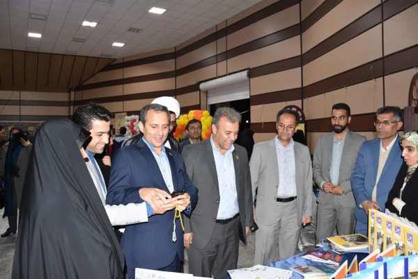با حضور دکتر طاهری نیا : بزرگداشت روز دانشجو  در بیرجند
رو نمایی از کتاب جغرافیای کاربردی و نمایشی از توانمندی های کانون ها و انجمن های استان 9
