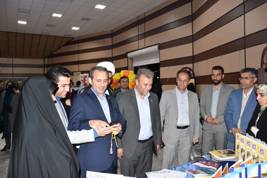 با حضور دکتر طاهری نیا : بزرگداشت روز دانشجو  در بیرجند
رو نمایی از کتاب جغرافیای کاربردی و نمایشی از توانمندی های کانون ها و انجمن های استان 9