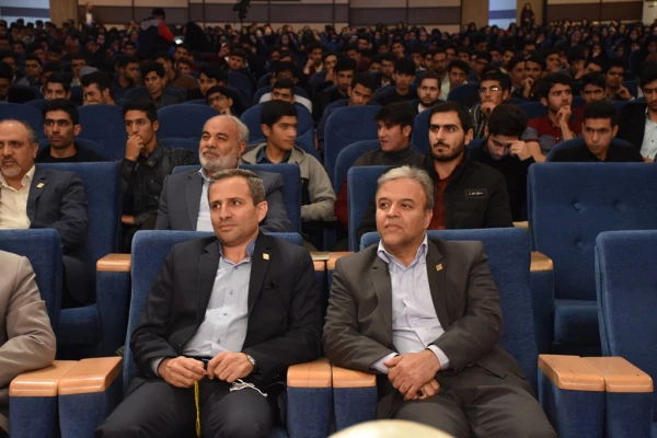 با حضور دکتر طاهری نیا : بزرگداشت روز دانشجو  در بیرجند
رو نمایی از کتاب جغرافیای کاربردی و نمایشی از توانمندی های کانون ها و انجمن های استان 10