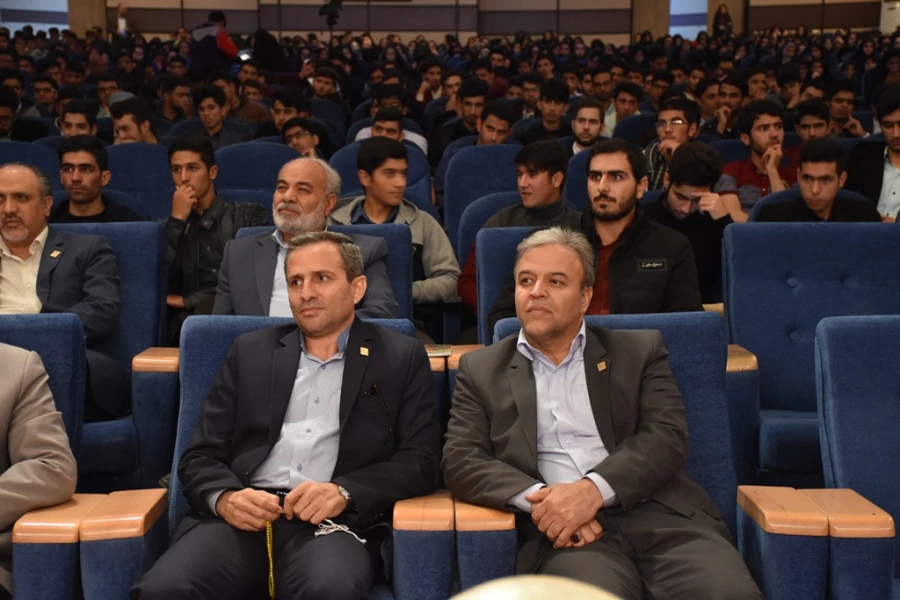 با حضور دکتر طاهری نیا : بزرگداشت روز دانشجو  در بیرجند
رو نمایی از کتاب جغرافیای کاربردی و نمایشی از توانمندی های کانون ها و انجمن های استان 10