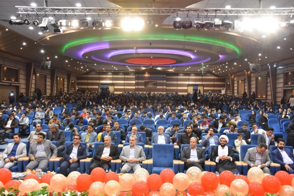 با حضور دکتر طاهری نیا : بزرگداشت روز دانشجو  در بیرجند
رو نمایی از کتاب جغرافیای کاربردی و نمایشی از توانمندی های کانون ها و انجمن های استان 11