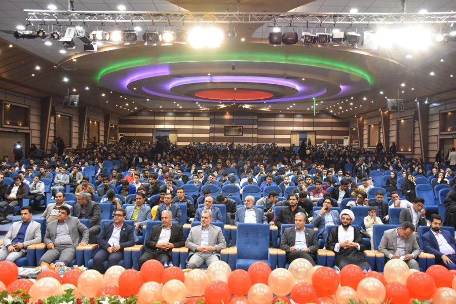 با حضور دکتر طاهری نیا : بزرگداشت روز دانشجو  در بیرجند
رو نمایی از کتاب جغرافیای کاربردی و نمایشی از توانمندی های کانون ها و انجمن های استان 11