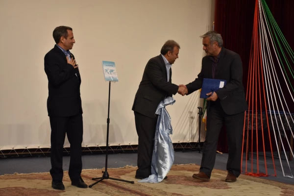 با حضور دکتر طاهری نیا : بزرگداشت روز دانشجو  در بیرجند
رو نمایی از کتاب جغرافیای کاربردی و نمایشی از توانمندی های کانون ها و انجمن های استان 12