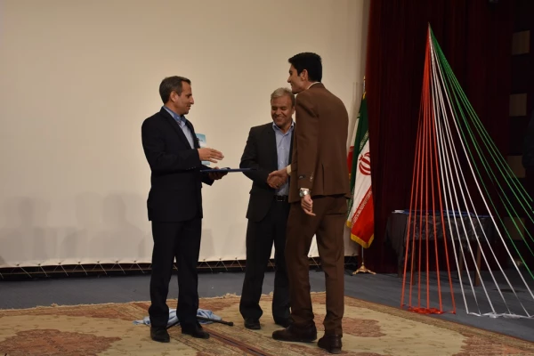 با حضور دکتر طاهری نیا : بزرگداشت روز دانشجو  در بیرجند
رو نمایی از کتاب جغرافیای کاربردی و نمایشی از توانمندی های کانون ها و انجمن های استان 13