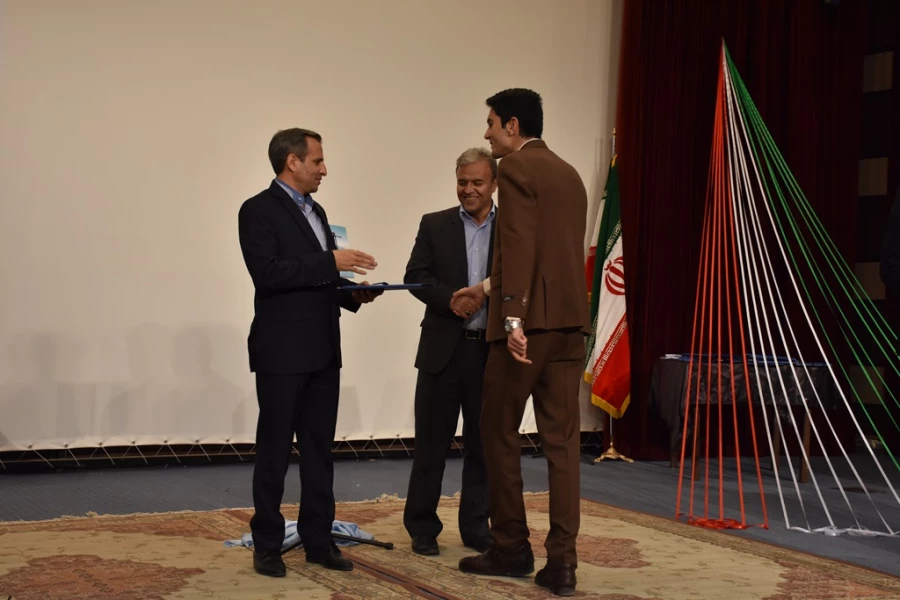 با حضور دکتر طاهری نیا : بزرگداشت روز دانشجو  در بیرجند
رو نمایی از کتاب جغرافیای کاربردی و نمایشی از توانمندی های کانون ها و انجمن های استان 13