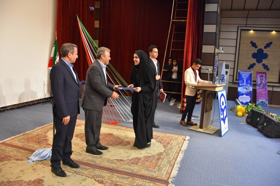 با حضور دکتر طاهری نیا : بزرگداشت روز دانشجو  در بیرجند
رو نمایی از کتاب جغرافیای کاربردی و نمایشی از توانمندی های کانون ها و انجمن های استان 14