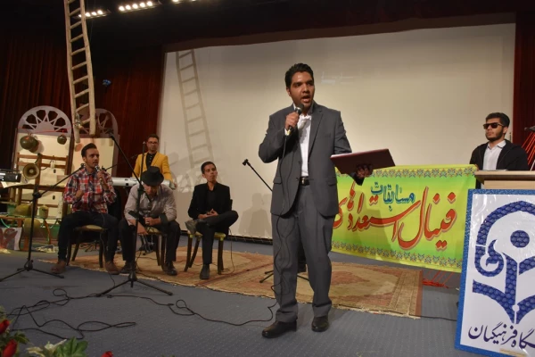 با حضور دکتر طاهری نیا : بزرگداشت روز دانشجو  در بیرجند
رو نمایی از کتاب جغرافیای کاربردی و نمایشی از توانمندی های کانون ها و انجمن های استان 15