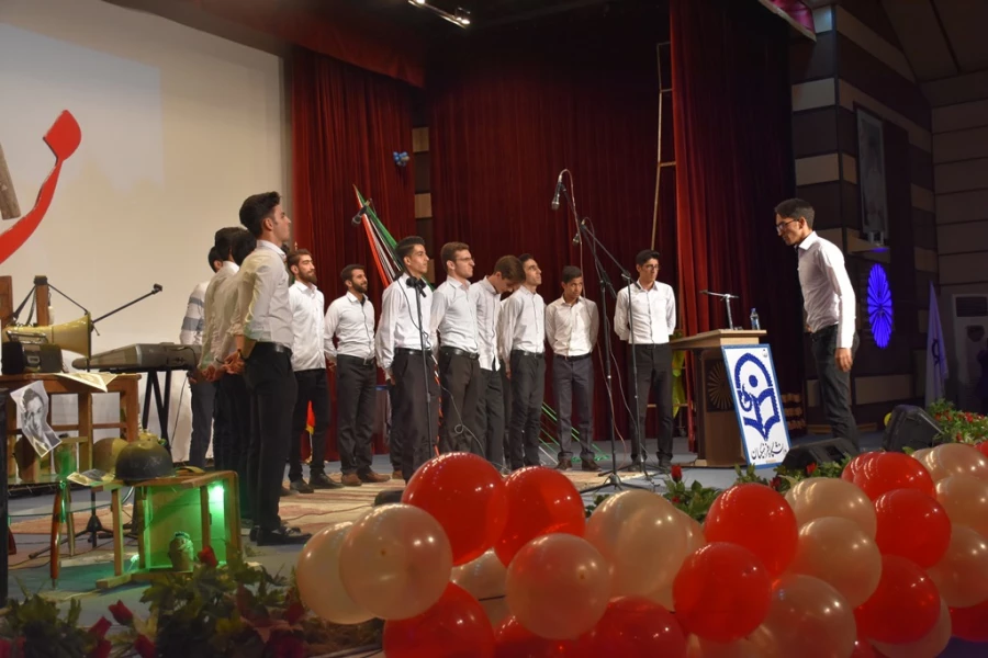 با حضور دکتر طاهری نیا : بزرگداشت روز دانشجو  در بیرجند
رو نمایی از کتاب جغرافیای کاربردی و نمایشی از توانمندی های کانون ها و انجمن های استان 17