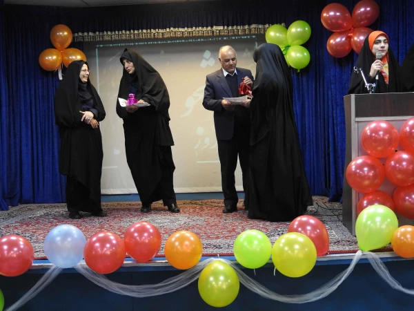 به همت شورای صنفی-رفاهی دانشجویان و گروههای دانشجویی پردیس الزهرا(س) زنجان برگزار شد:

 بزرگداشت 16 آذر روزدانشجو با حضور حداکثری دانشجویان 2