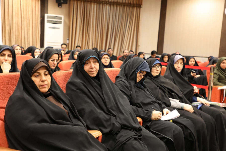 رییس دانشگاه فرهنگیان در نشست صمیمی با کارکنان سازمان مرکزی:

تربیت یک دوره معلم شایسته، می تواند مسیر زندگی را عوض کرده و بسیاری از مشکلات و آسیب های اجتماعی را کاهش دهد 5