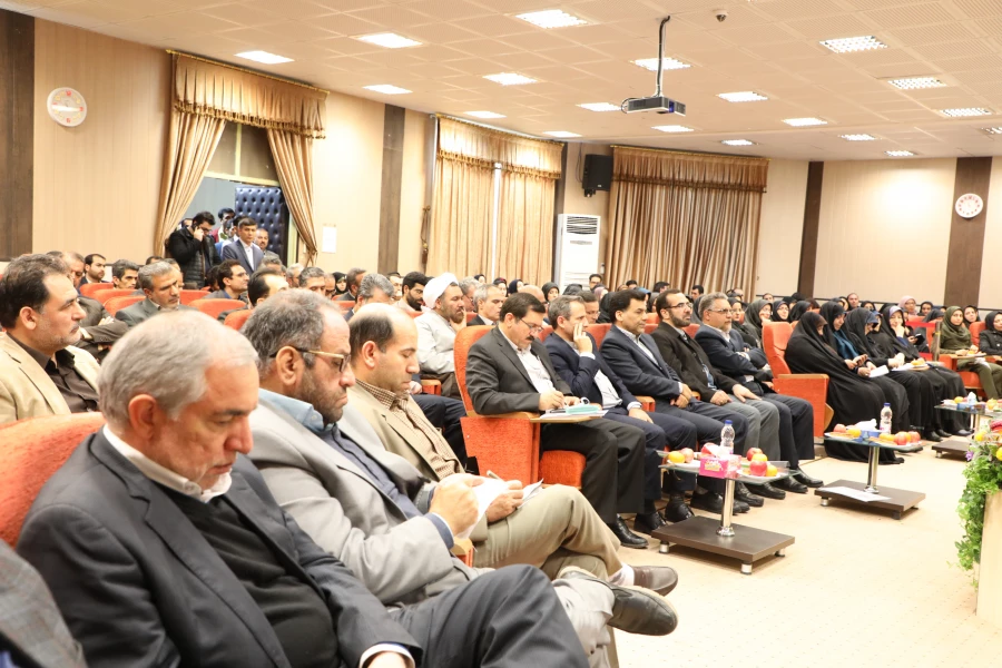 رییس دانشگاه فرهنگیان در نشست صمیمی با کارکنان سازمان مرکزی:

تربیت یک دوره معلم شایسته، می تواند مسیر زندگی را عوض کرده و بسیاری از مشکلات و آسیب های اجتماعی را کاهش دهد 6