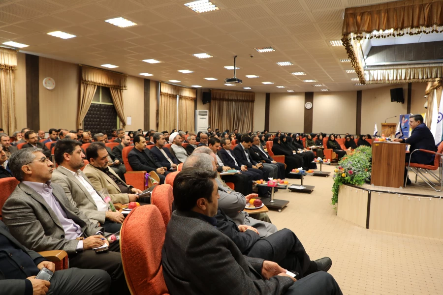 رییس دانشگاه فرهنگیان در نشست صمیمی با کارکنان سازمان مرکزی:

تربیت یک دوره معلم شایسته، می تواند مسیر زندگی را عوض کرده و بسیاری از مشکلات و آسیب های اجتماعی را کاهش دهد 9