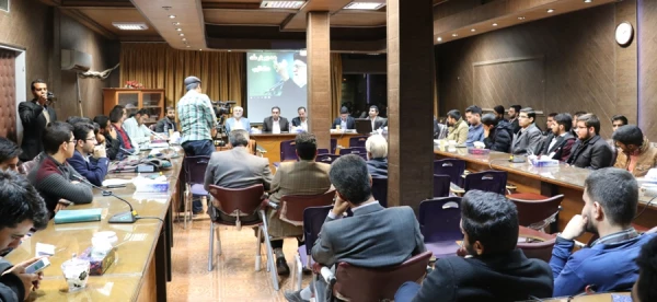 جلسه پرسش و پاسخ دانشجویی در دانشگاه فرهنگیان کرمان با حضور دکتر زاهدی نماینده مردم کرمان و راور در مجلس شورای اسلامی