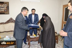 مدیریت امور پردیس های دانشگاه فرهنگیان اصفهان در دیدار با خانواده شهید:

در برابر صبر زینب گونه مادران شهید باید تعظیم کرد.