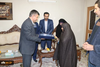 مدیریت امور پردیس های دانشگاه فرهنگیان اصفهان در دیدار با خانواده شهید:

در برابر صبر زینب گونه مادران شهید باید تعظیم کرد