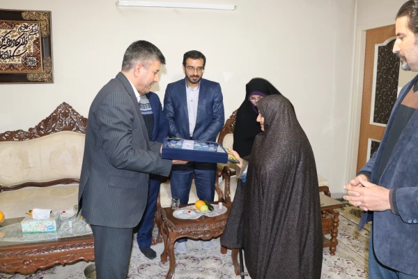 مدیریت امور پردیس های دانشگاه فرهنگیان اصفهان در دیدار با خانواده شهید:

در برابر صبر زینب گونه مادران شهید باید تعظیم کرد.