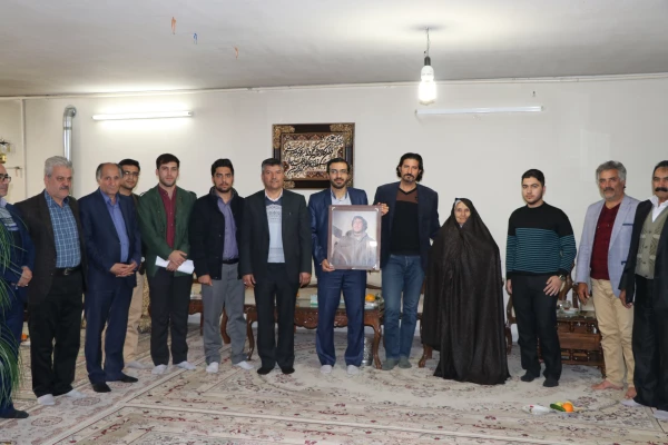 مدیریت امور پردیس های دانشگاه فرهنگیان اصفهان در دیدار با خانواده شهید:

در برابر صبر زینب گونه مادران شهید باید تعظیم کرد.