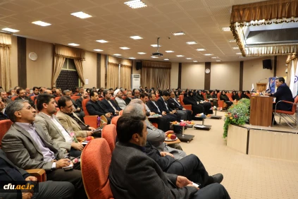 رییس دانشگاه فرهنگیان در نشست صمیمی با کارکنان سازمان مرکزی:
تربیت یک دوره معلم شایسته، می تواند مسیر زندگی را عوض کرده و بسیاری از مشکلات و آسیب های اجتماعی را کاهش دهد