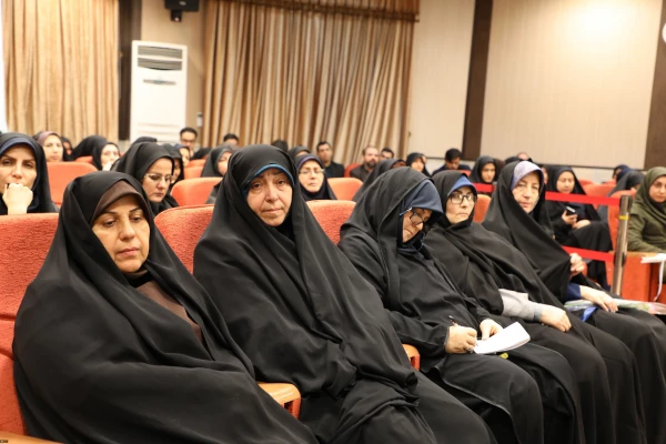 رییس دانشگاه فرهنگیان در نشست صمیمی با کارکنان سازمان مرکزی:
تربیت یک دوره معلم شایسته، می تواند مسیر زندگی را عوض کرده و بسیاری از مشکلات و آسیب های اجتماعی را کاهش دهد