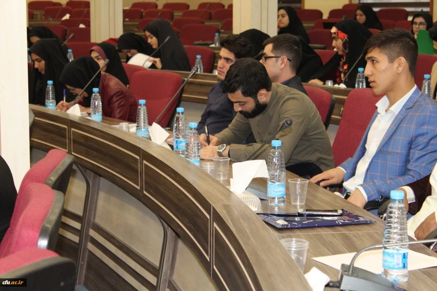 در نشست صمیمی دکتر خنیفر با دبیران شورای صنفی دانشجویان:

کسب رضایت دانشجومعلم و ارتقاء کیفیت از مسئولیت های اصلی مدیریت
 3