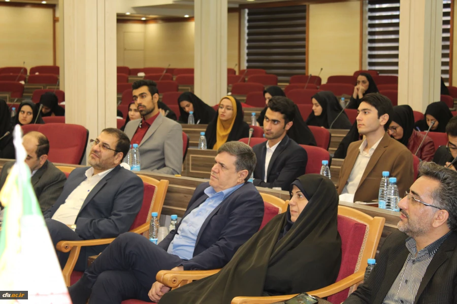 در نشست صمیمی دکتر خنیفر با دبیران شورای صنفی دانشجویان:

کسب رضایت دانشجومعلم و ارتقاء کیفیت از مسئولیت های اصلی مدیریت
 4