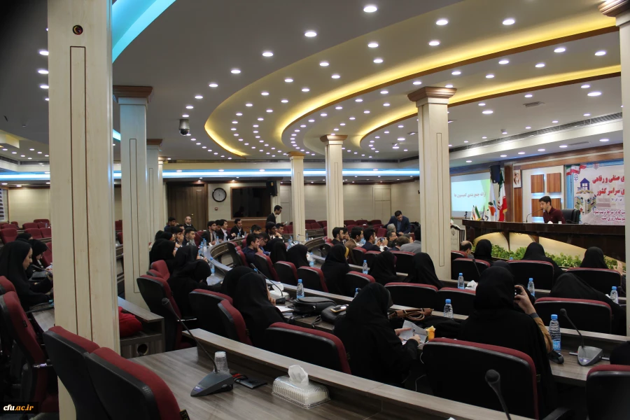 در نشست صمیمی دکتر خنیفر با دبیران شورای صنفی دانشجویان:

کسب رضایت دانشجومعلم و ارتقاء کیفیت از مسئولیت های اصلی مدیریت
 5