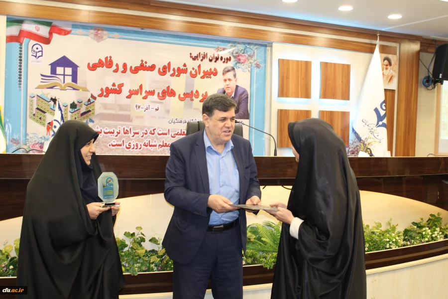 در نشست صمیمی دکتر خنیفر با دبیران شورای صنفی دانشجویان:

کسب رضایت دانشجومعلم و ارتقاء کیفیت از مسئولیت های اصلی مدیریت
 6