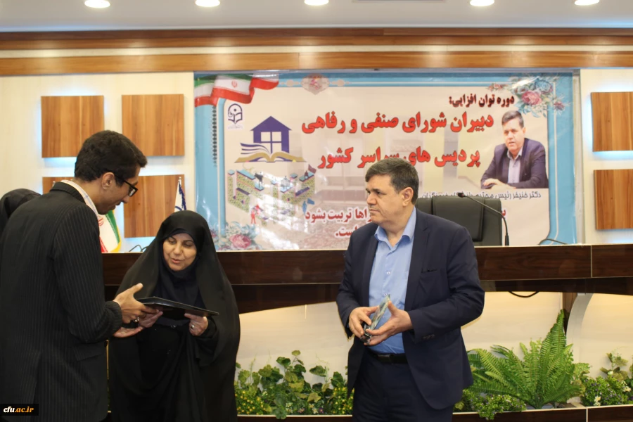 در نشست صمیمی دکتر خنیفر با دبیران شورای صنفی دانشجویان:

کسب رضایت دانشجومعلم و ارتقاء کیفیت از مسئولیت های اصلی مدیریت
 7