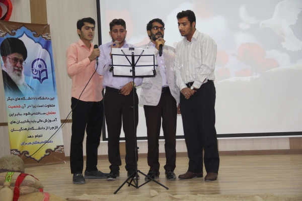 با حضور خانواده شهدای تربیت معلم و شهدای مدافع حـرم ومدیر کل بنیاد شهید استان هرمزگان برگزار گردید .

چهارمین یادواره شهدای تربیت معلم استان هرمزگان 5