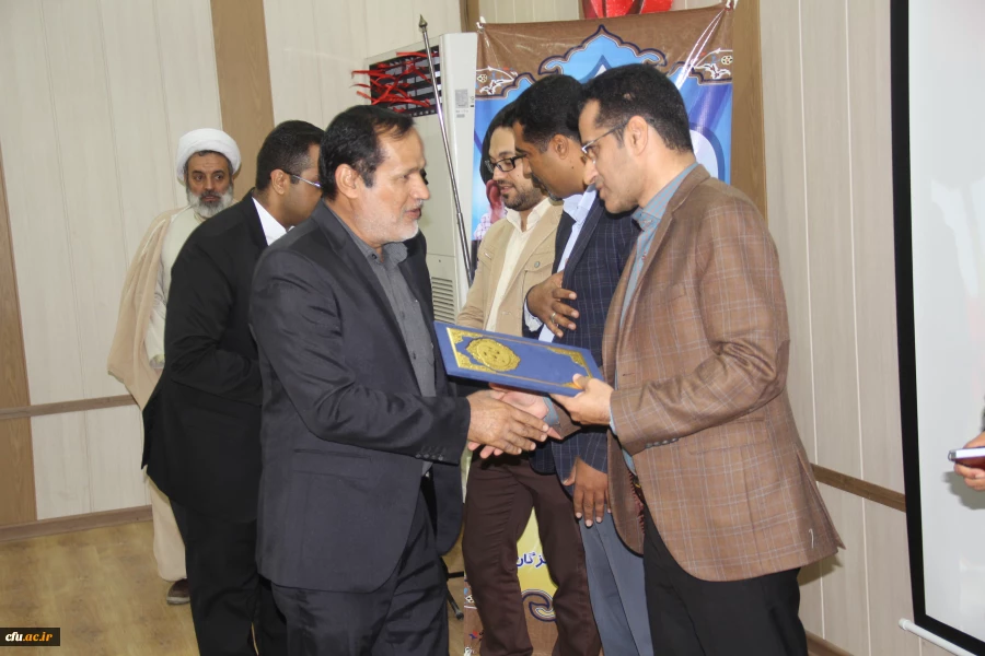 با حضور خانواده شهدای تربیت معلم و شهدای مدافع حـرم ومدیر کل بنیاد شهید استان هرمزگان برگزار گردید .

چهارمین یادواره شهدای تربیت معلم استان هرمزگان 3