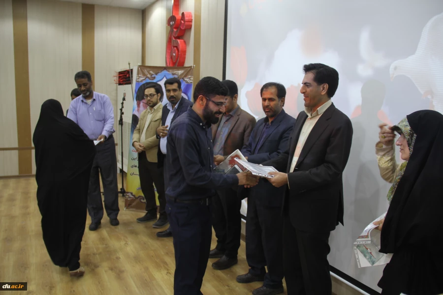 با حضور خانواده شهدای تربیت معلم و شهدای مدافع حـرم ومدیر کل بنیاد شهید استان هرمزگان برگزار گردید .

چهارمین یادواره شهدای تربیت معلم استان هرمزگان 2