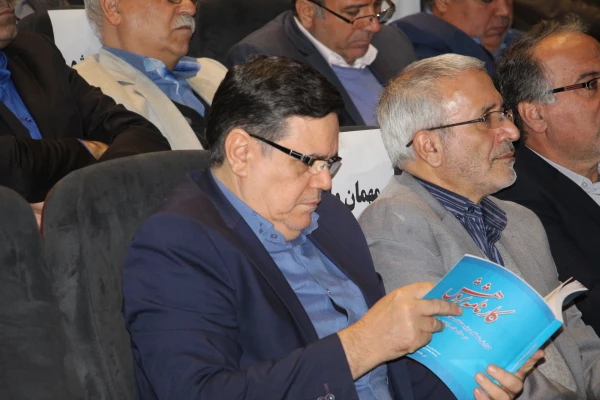 در همایش بزرگداشت روز ملی پژوهش وزارت آموزش و پرورش :

تجلیل از دانشجویان پژوهشگر برتر دانشگاه فرهنگیان 4