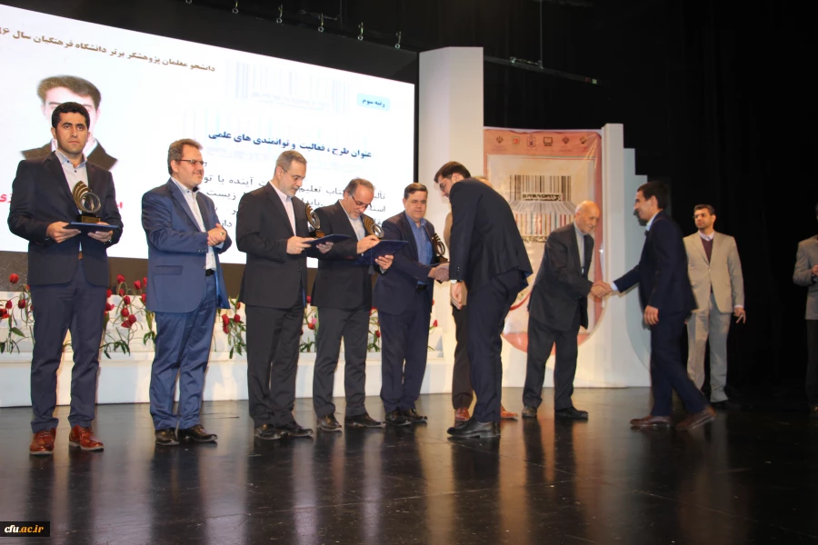 در همایش بزرگداشت روز ملی پژوهش وزارت آموزش و پرورش :

تجلیل از دانشجویان پژوهشگر برتر دانشگاه فرهنگیان 8