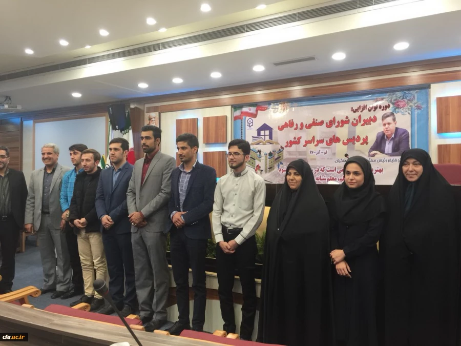 دکتر احمدی مشاور رئیس دانشگاه فرهنگیان در امور زنان خطاب به دبیران شورای صنفی:

پازل زندگی شما قطعاتی دارد که در کنار هم قرار گرفتن صحیح قطعات موجب نور افشانی می شود. 4