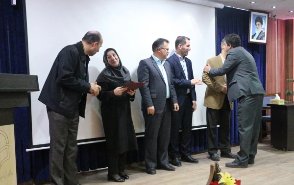 خانم دکترهاشمی استاد پژوهشگردانشگاه مازندران:
یادگیری دانش آموز اتفاق نمی افتد مگر زمانی که یادگیری درست برای معلم اتفاق بیفتد
 6