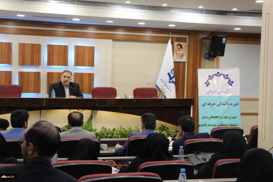 مدیرکل امور دانشجویان داخل وزارت علوم، تحقیقات و فناوری در نشست تخصصی دبیران شورای انضباطی بدوی پردیس های دانشگاه فرهنگیان:

روش برخورد و رفتار با دانشجوی متخلف، بسیار مهم تر از خود تخلف است.
 2