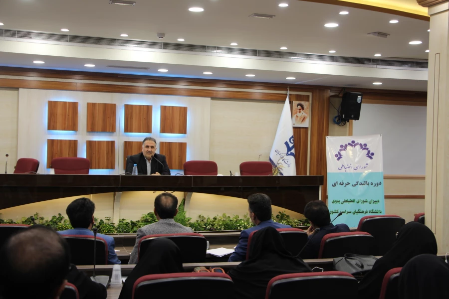 مدیرکل امور دانشجویان داخل وزارت علوم، تحقیقات و فناوری در نشست تخصصی دبیران شورای انضباطی بدوی پردیس های دانشگاه فرهنگیان:

روش برخورد و رفتار با دانشجوی متخلف، بسیار مهم تر از خود تخلف است.
 2