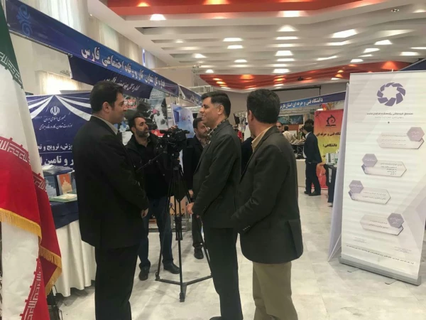 بازدید سرپرست محترم استانداری فارس جناب آقای مهندس رحمانی و همچنین جناب اقای دکتر اناری نژاد مدیریت محترم دانشگاه فرهنگیان فارس وهیات همراه از غرفه دانشگاه فرهنگیان فارس در نمایشگاه دست آورد های پژوهشی استان فارس 5