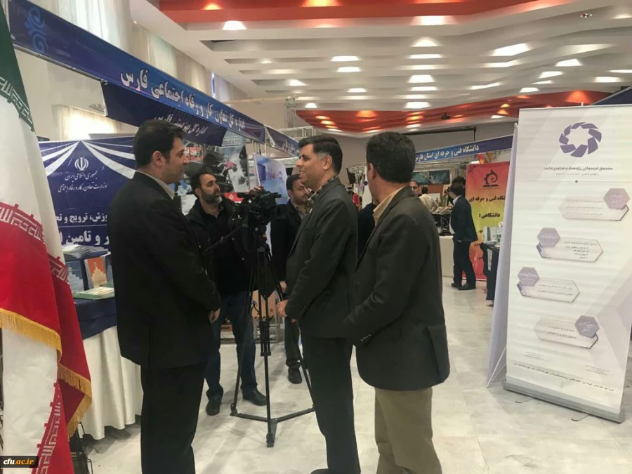 بازدید سرپرست محترم استانداری فارس جناب آقای مهندس رحمانی و همچنین جناب اقای دکتر اناری نژاد مدیریت محترم دانشگاه فرهنگیان فارس وهیات همراه از غرفه دانشگاه فرهنگیان فارس در نمایشگاه دست آورد های پژوهشی استان فارس 5