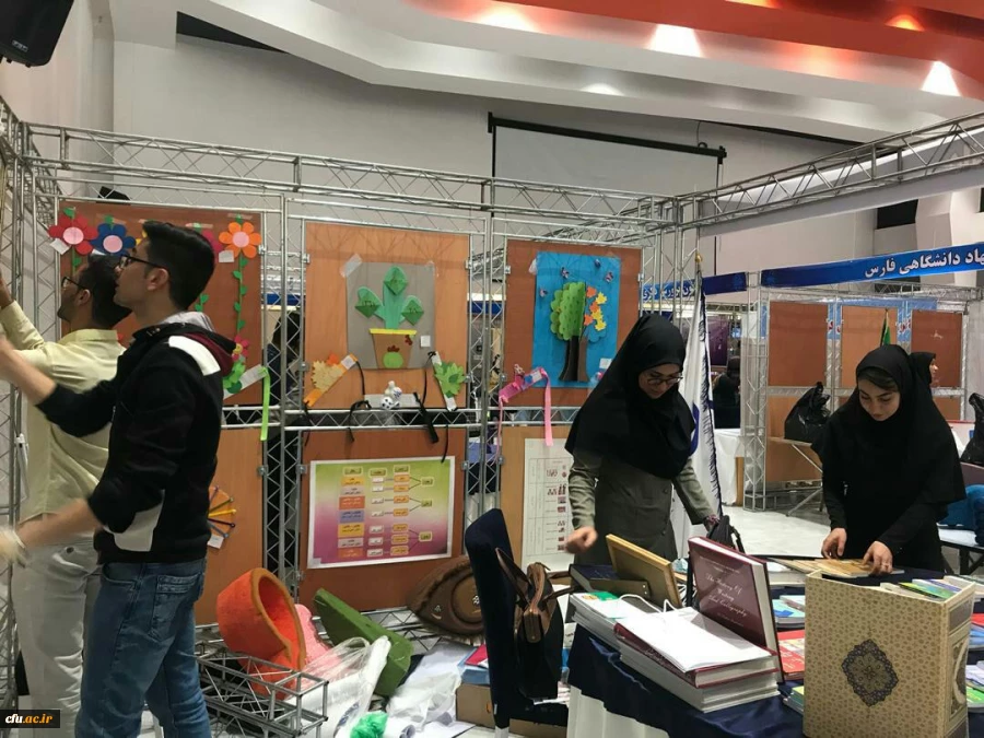 بازدید سرپرست محترم استانداری فارس جناب آقای مهندس رحمانی و همچنین جناب اقای دکتر اناری نژاد مدیریت محترم دانشگاه فرهنگیان فارس وهیات همراه از غرفه دانشگاه فرهنگیان فارس در نمایشگاه دست آورد های پژوهشی استان فارس 8