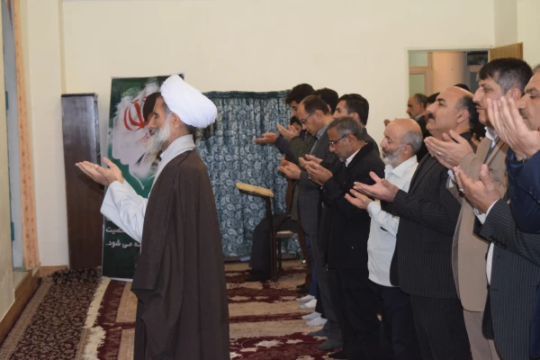 اقامه نماز جماعت دانشجویان به امامت نماینده محترم ولی فقیه در استان