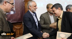 تجلیل از دکتر خنیفر به عنوان پژوهشگر برتر استان قم 2