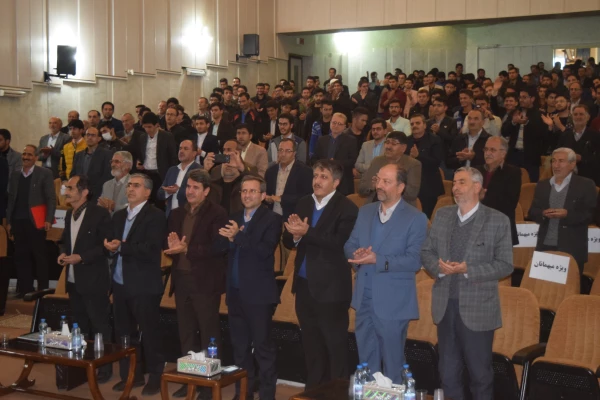 قیام حاضرین در ایین نموداشت به پاس احترام به پیشکسوتان